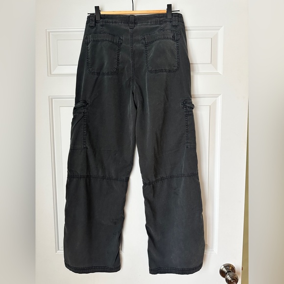 American Eagle High Rise Black Cargo Pants, size 8R - Picture 2 of 8